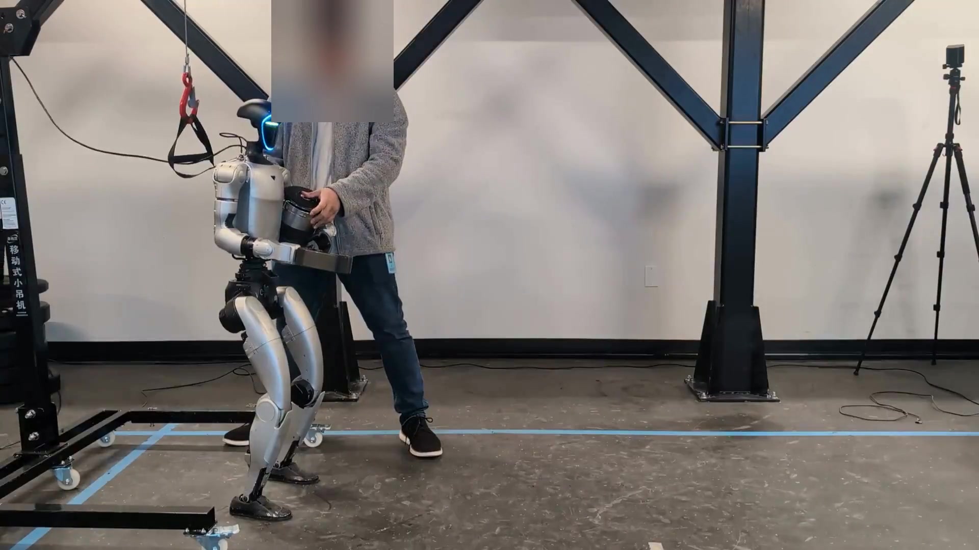 AMO performing canister carrying in the supplementary hardware experiment